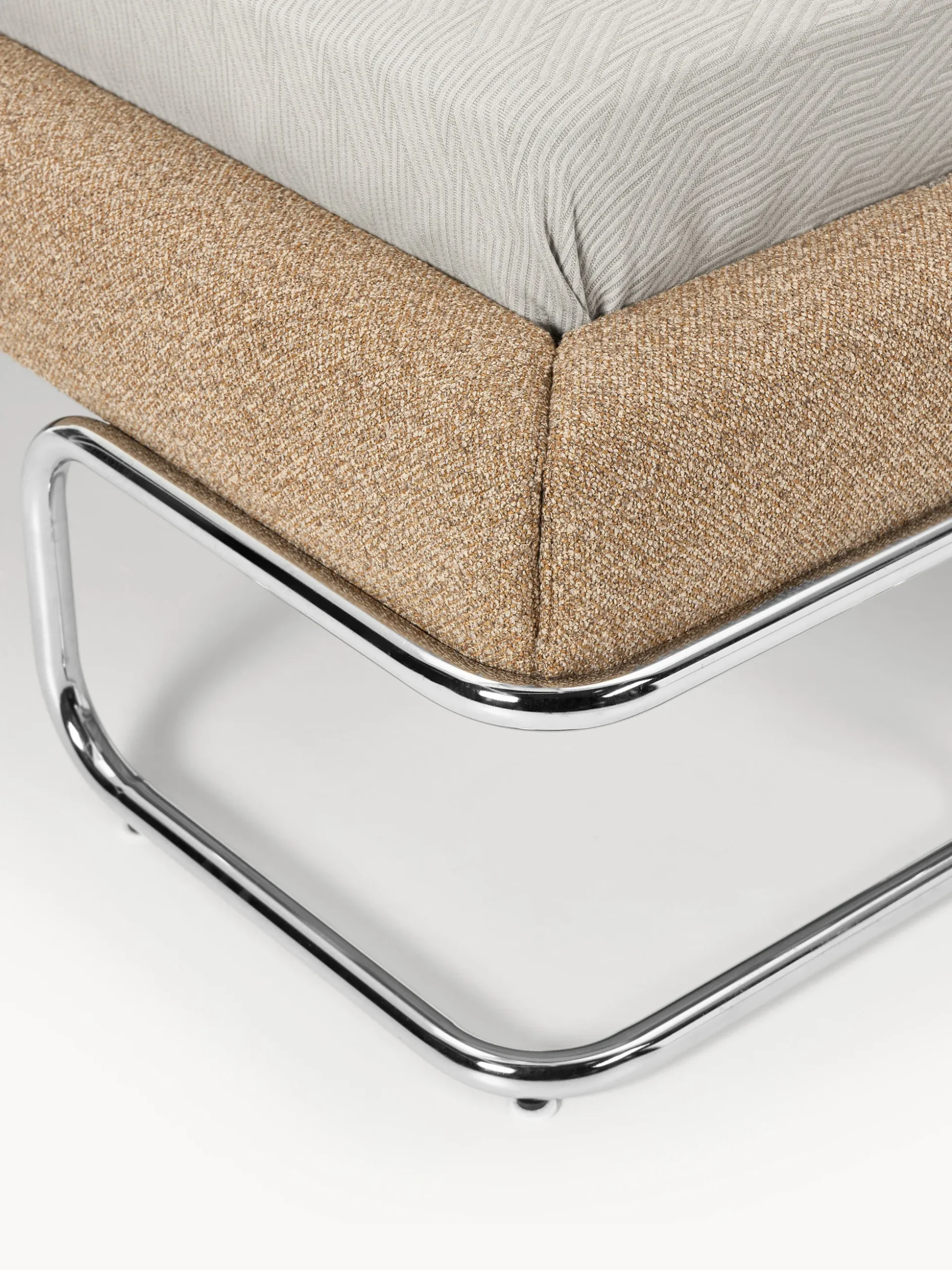 Letto imbottito in bouclé con gambe in metallo Olina