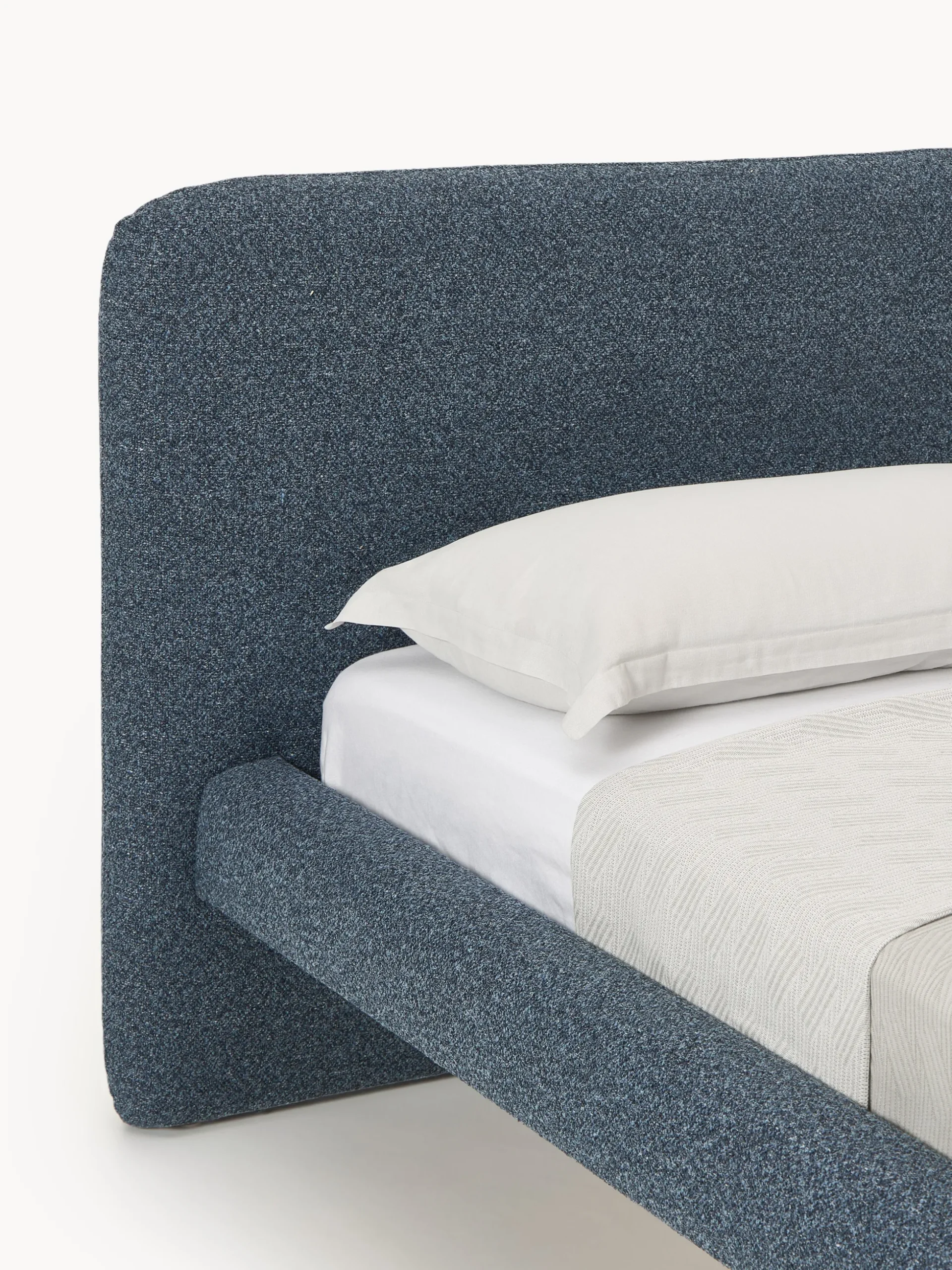 Letto imbottito in bouclé con gambe in metallo Olina