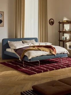 Letto imbottito in bouclé con gambe in metallo Olina