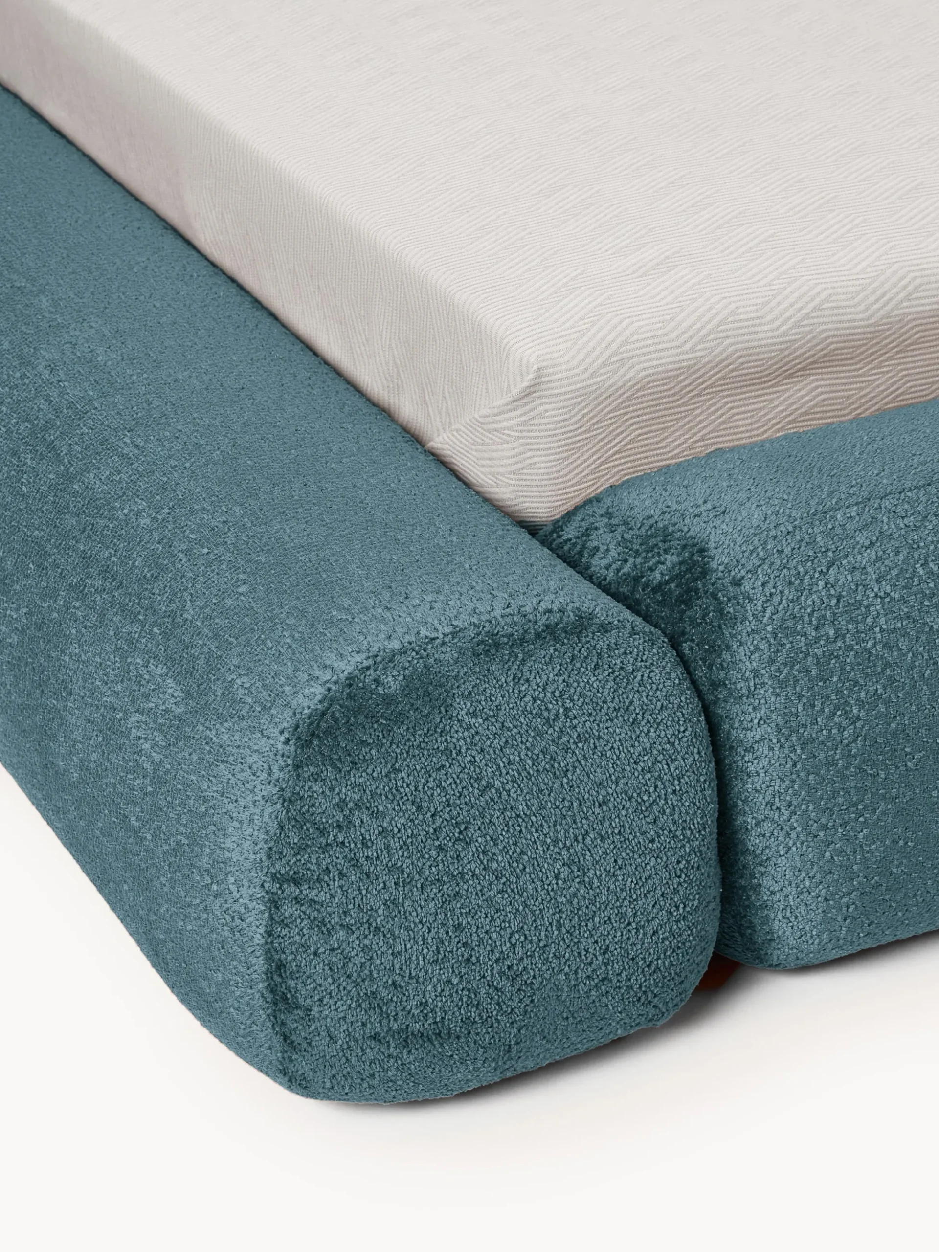 Letto imbottito in teddy bouclé con contenitore Wolke