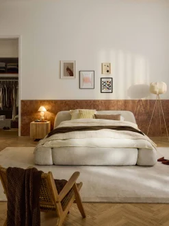 Letto imbottito in teddy bouclé con contenitore Wolke