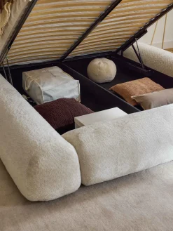 Letto imbottito in teddy bouclé con contenitore Wolke