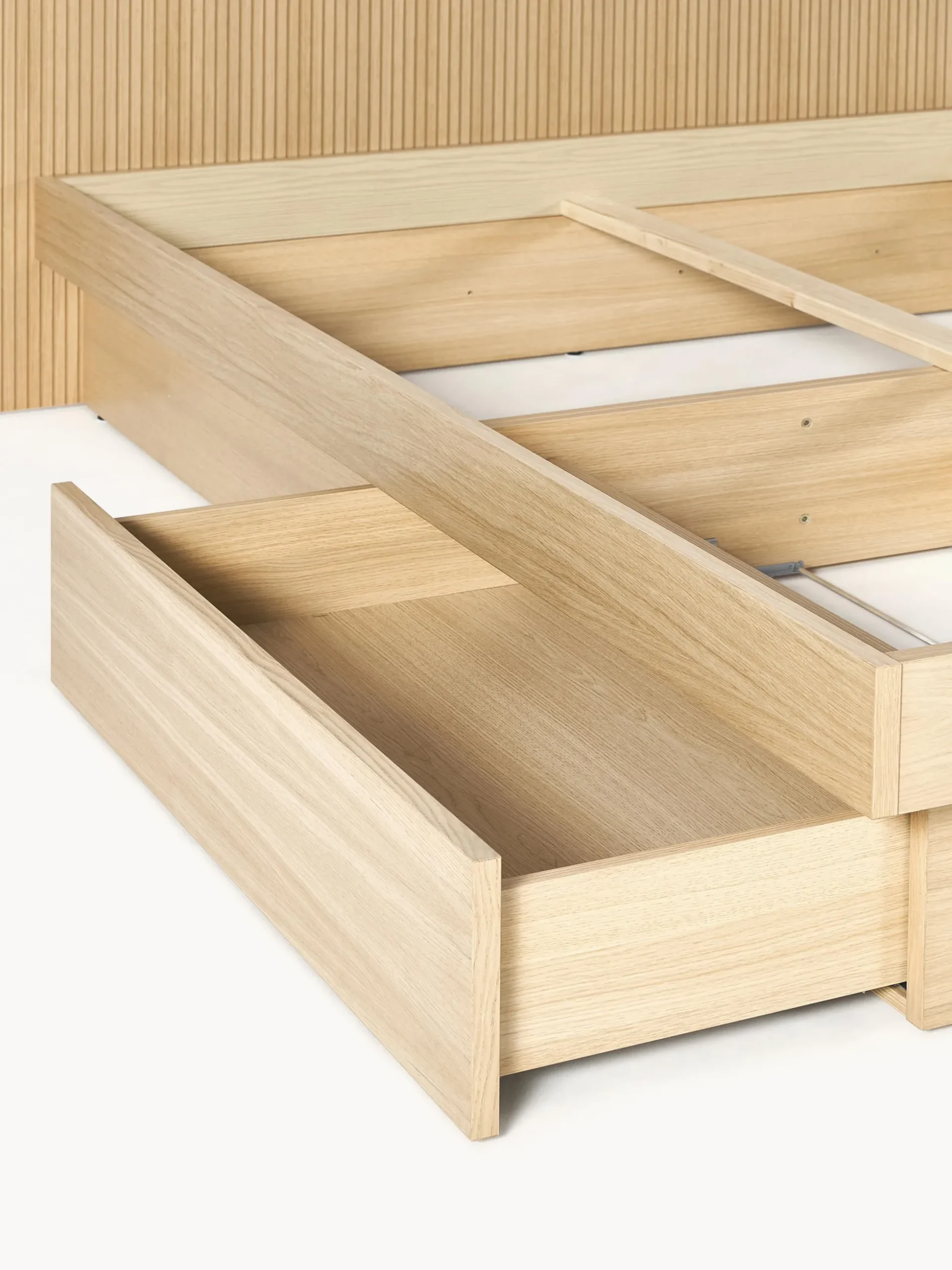 Letto in legno con testiera e vano contenitore Sato