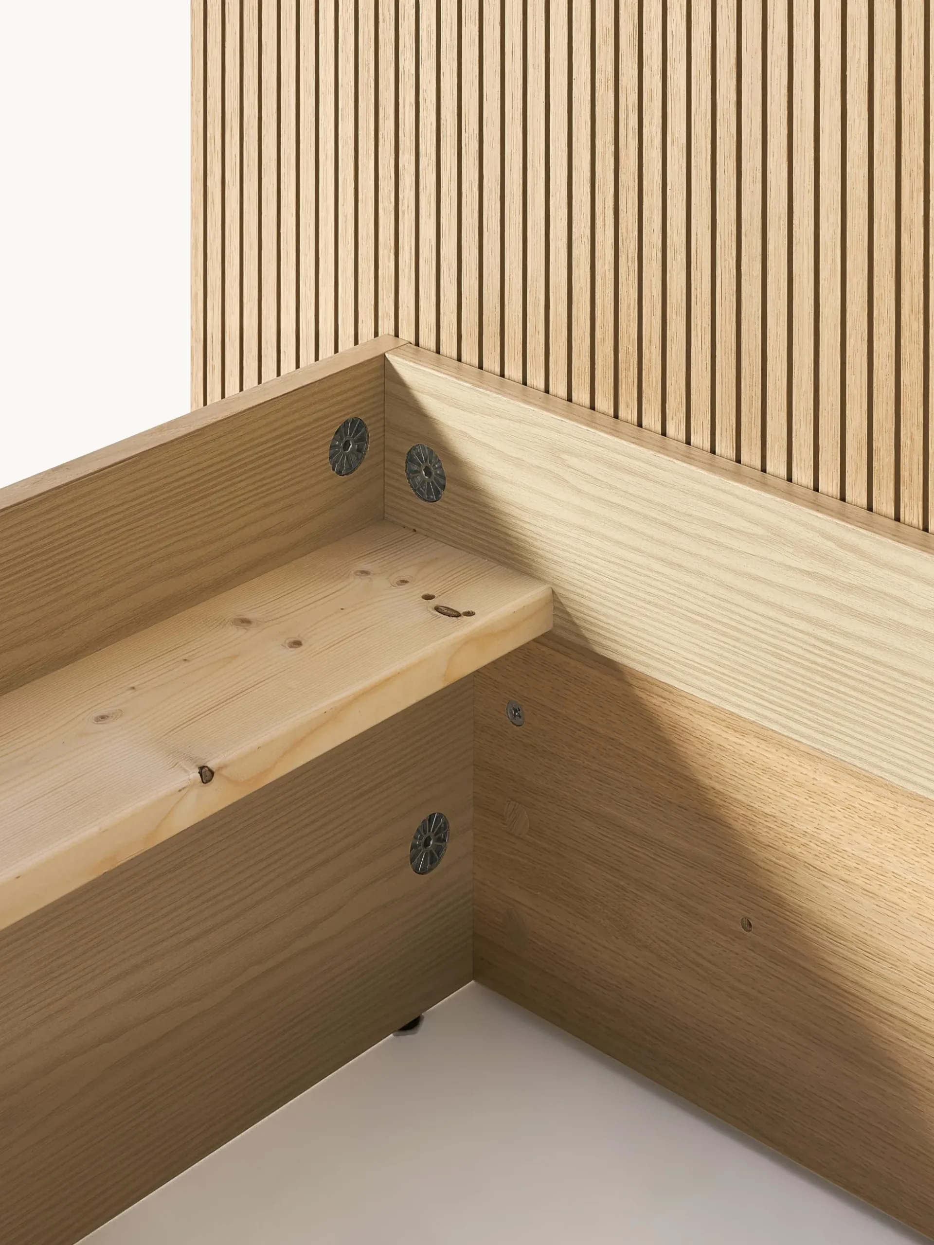 Letto in legno con testiera e vano contenitore Sato