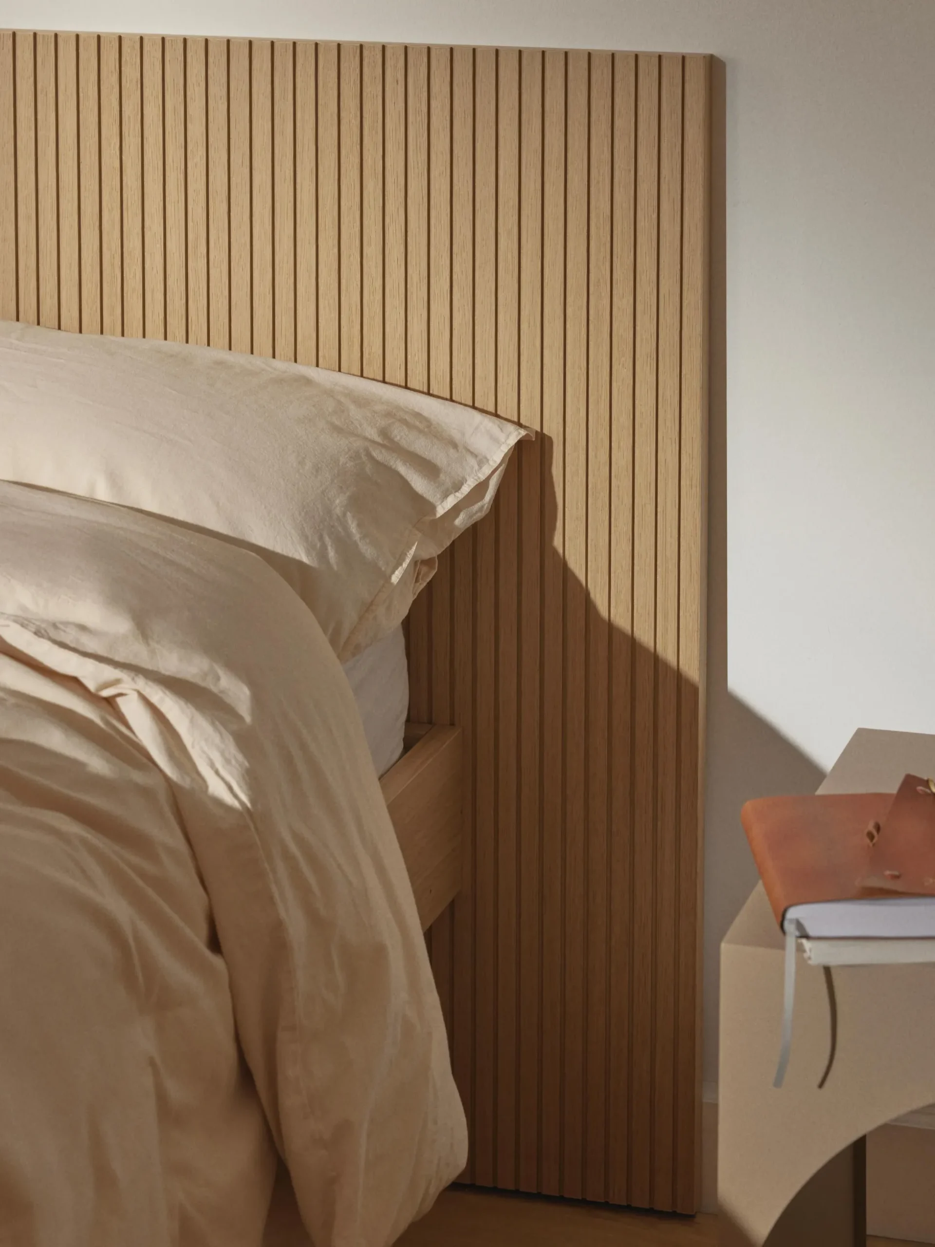 Letto in legno con testiera e vano contenitore Sato