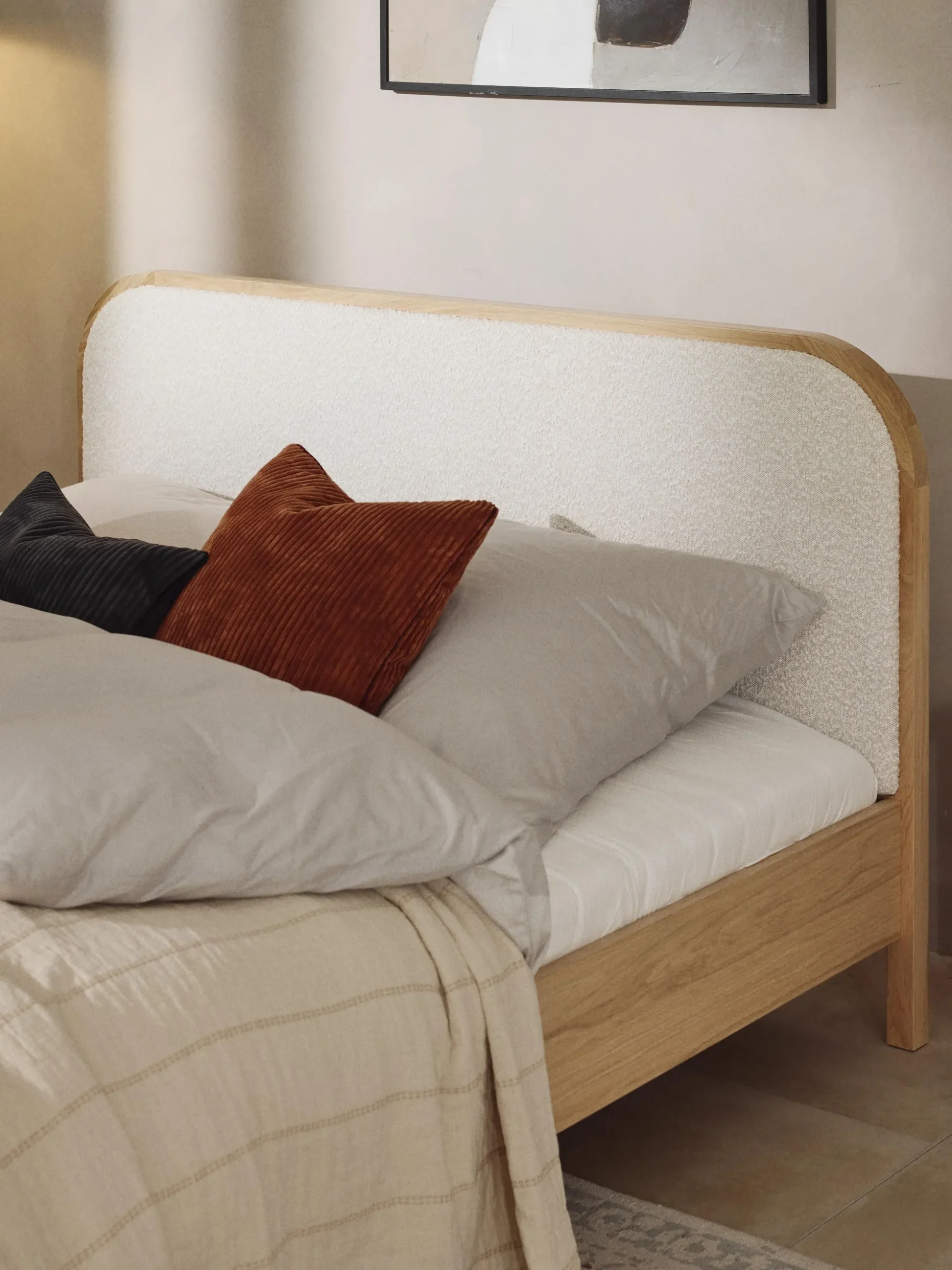 Letto in legno con testiera in bouclé Jones