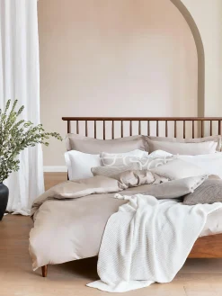 Letto in legno di pino con testiera Windsor