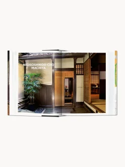 Libro illustrato: Living in Japan. 45th Ed.