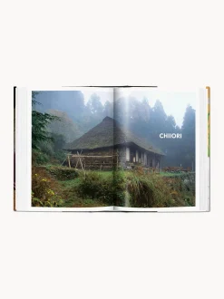Libro illustrato: Living in Japan. 45th Ed.