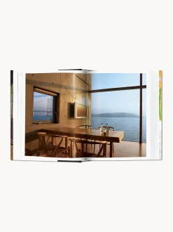 Libro illustrato: Living in Japan. 45th Ed.