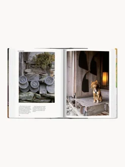 Libro illustrato: Living in Japan. 45th Ed.