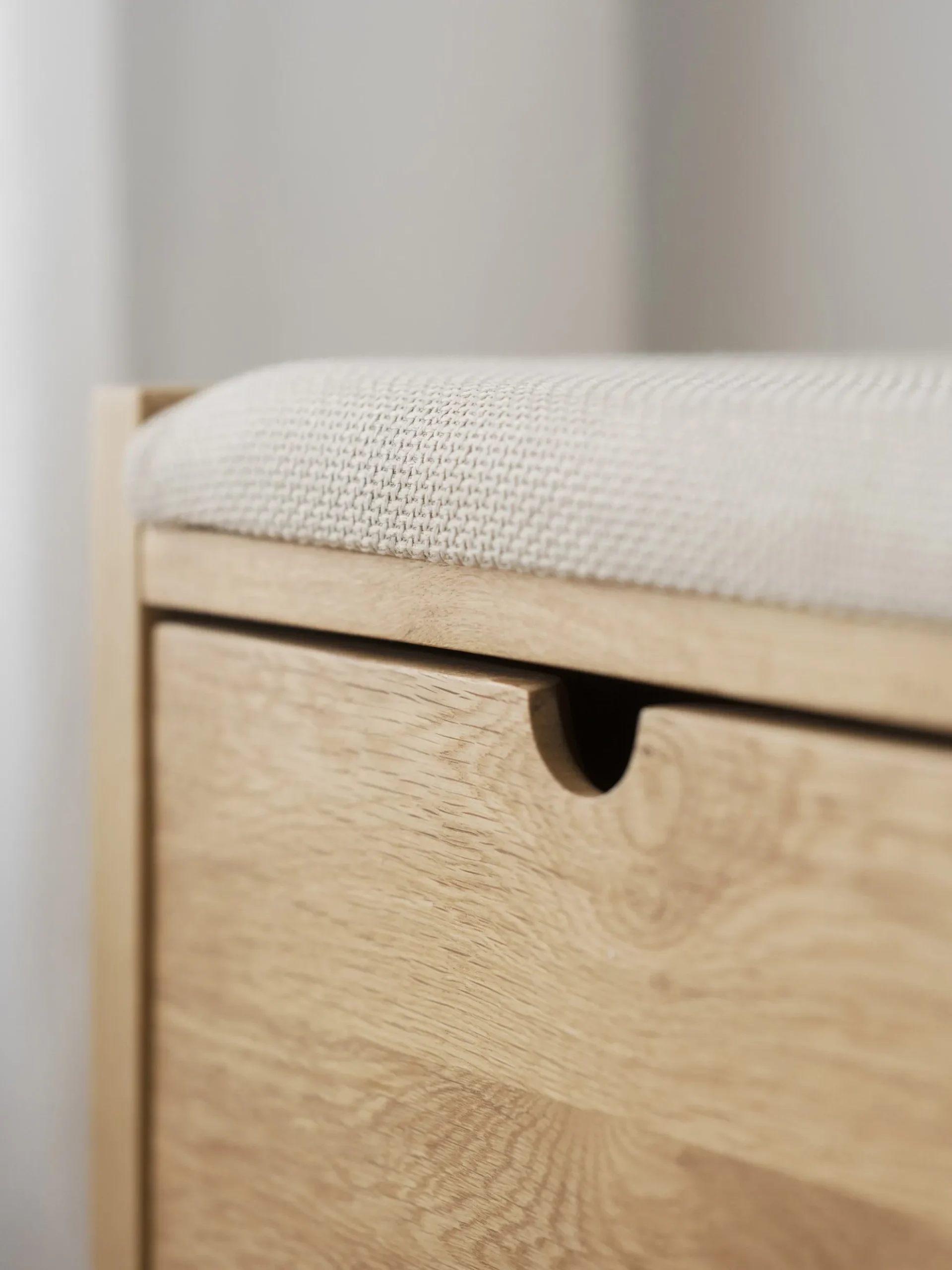 Panca contenitore imbottita in legno Hillmond