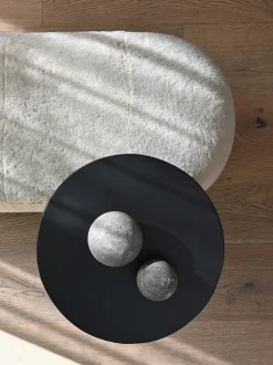 Panca fatta a mano con rivestimento in pelle di pecora Big