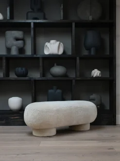 Panca fatta a mano con rivestimento in pelle di pecora Big