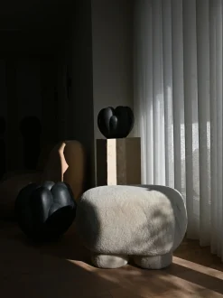 Panca fatta a mano con rivestimento in pelle di pecora Big