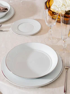 Piatti da colazione fatti a mano in porcellana con bordo in platino dipinto a mano Vitruv 2 pz