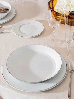 Piatti piani fatti a mano in porcellana con bordo in platino dipinto a mano Vitruv 2 pz