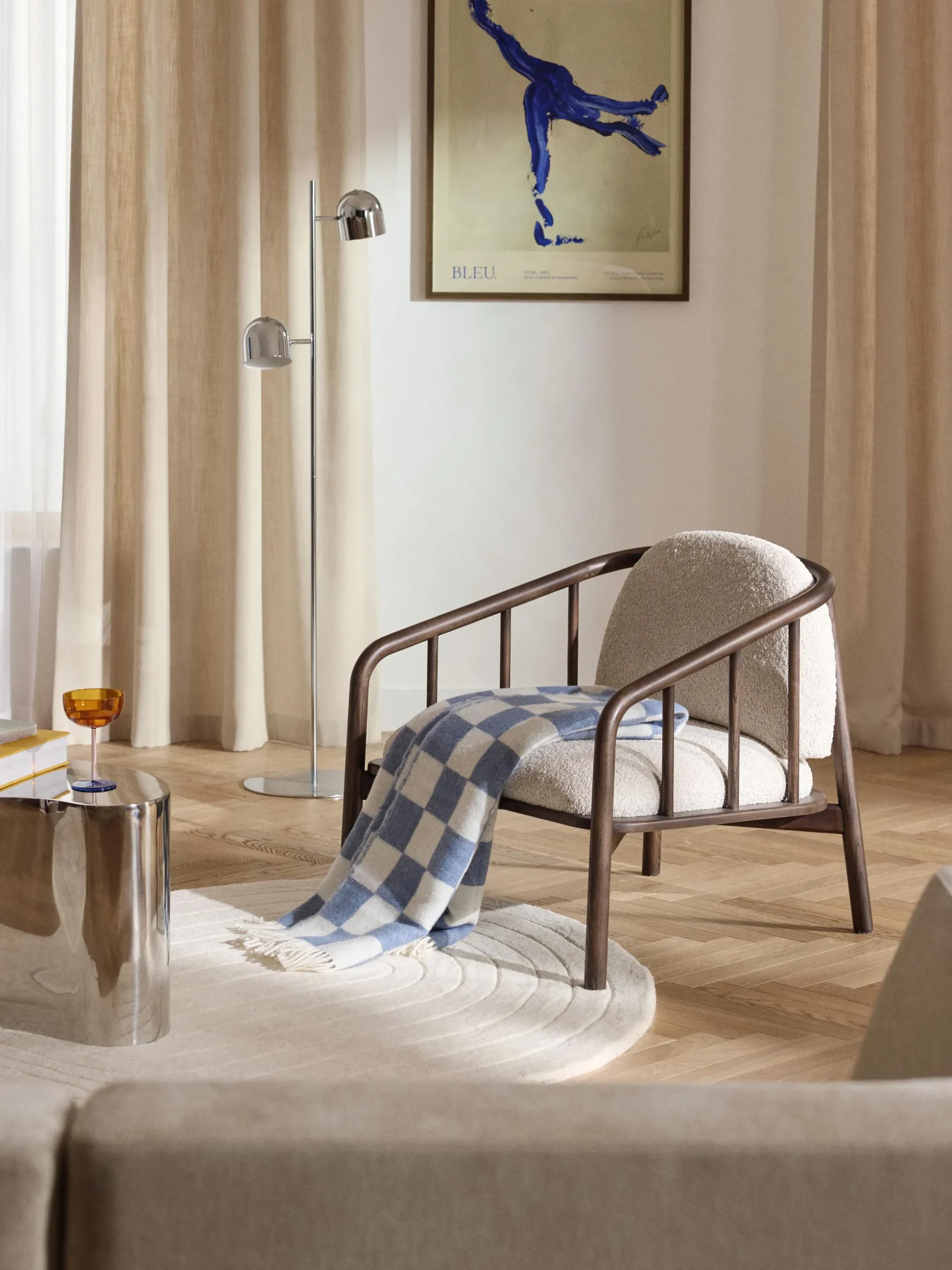 Poltrona lounge in legno di frassino con rivestimento in teddy Balin
