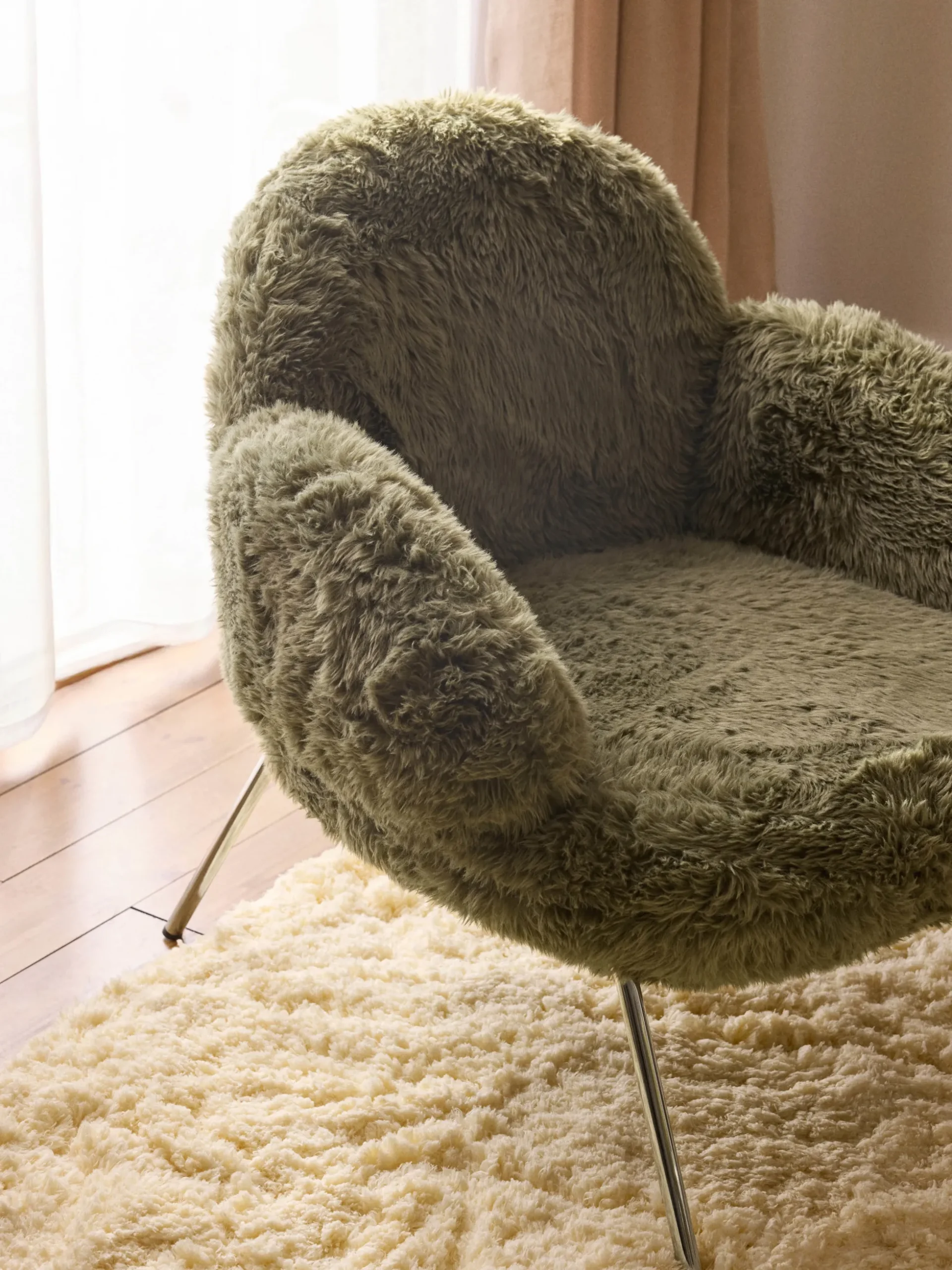 Poltrona lounge soffice con piedini in metallo Luan