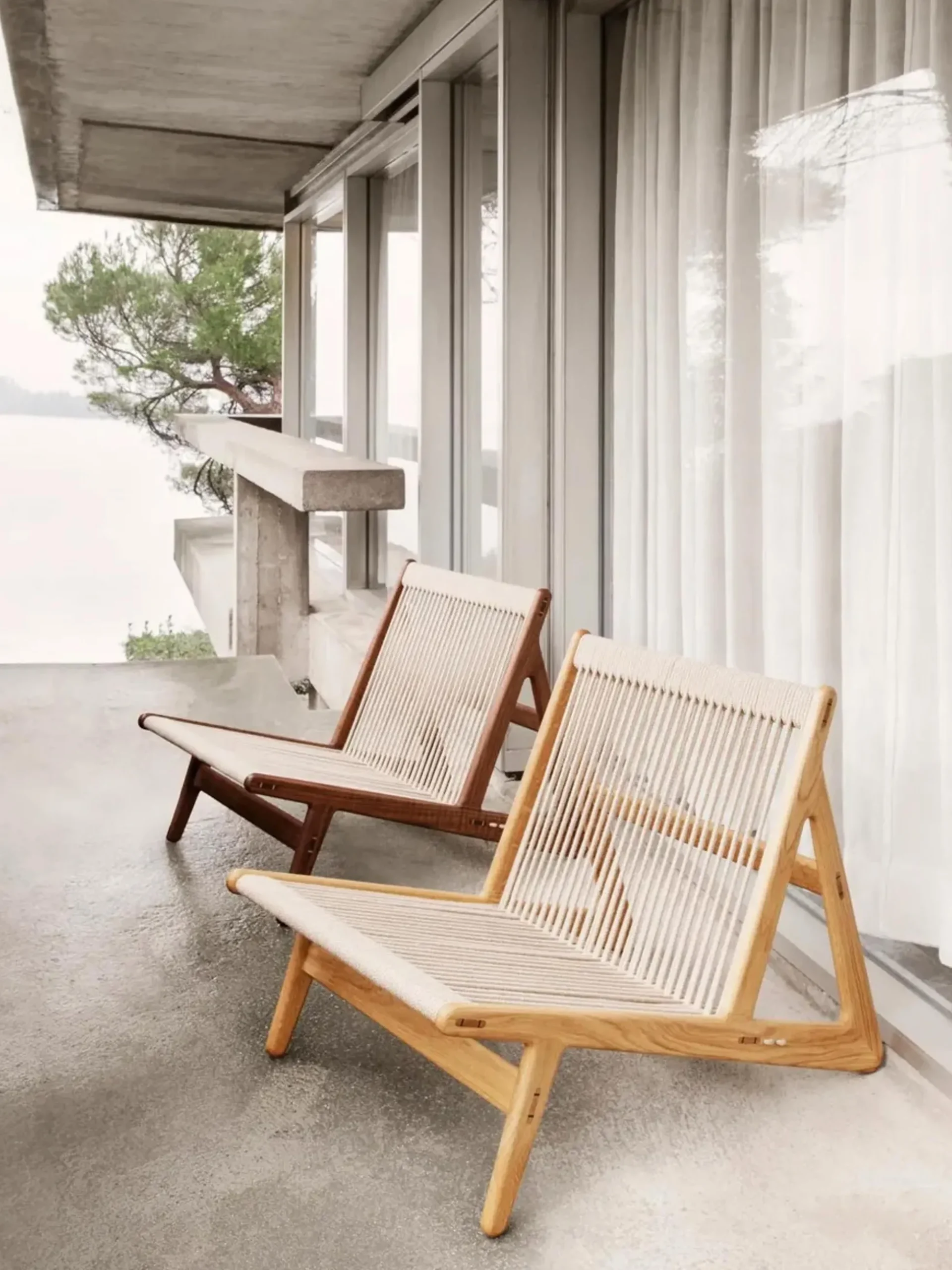 Poltrona lounge fatta a mano in legno di noce con cuscino MR01 Initial