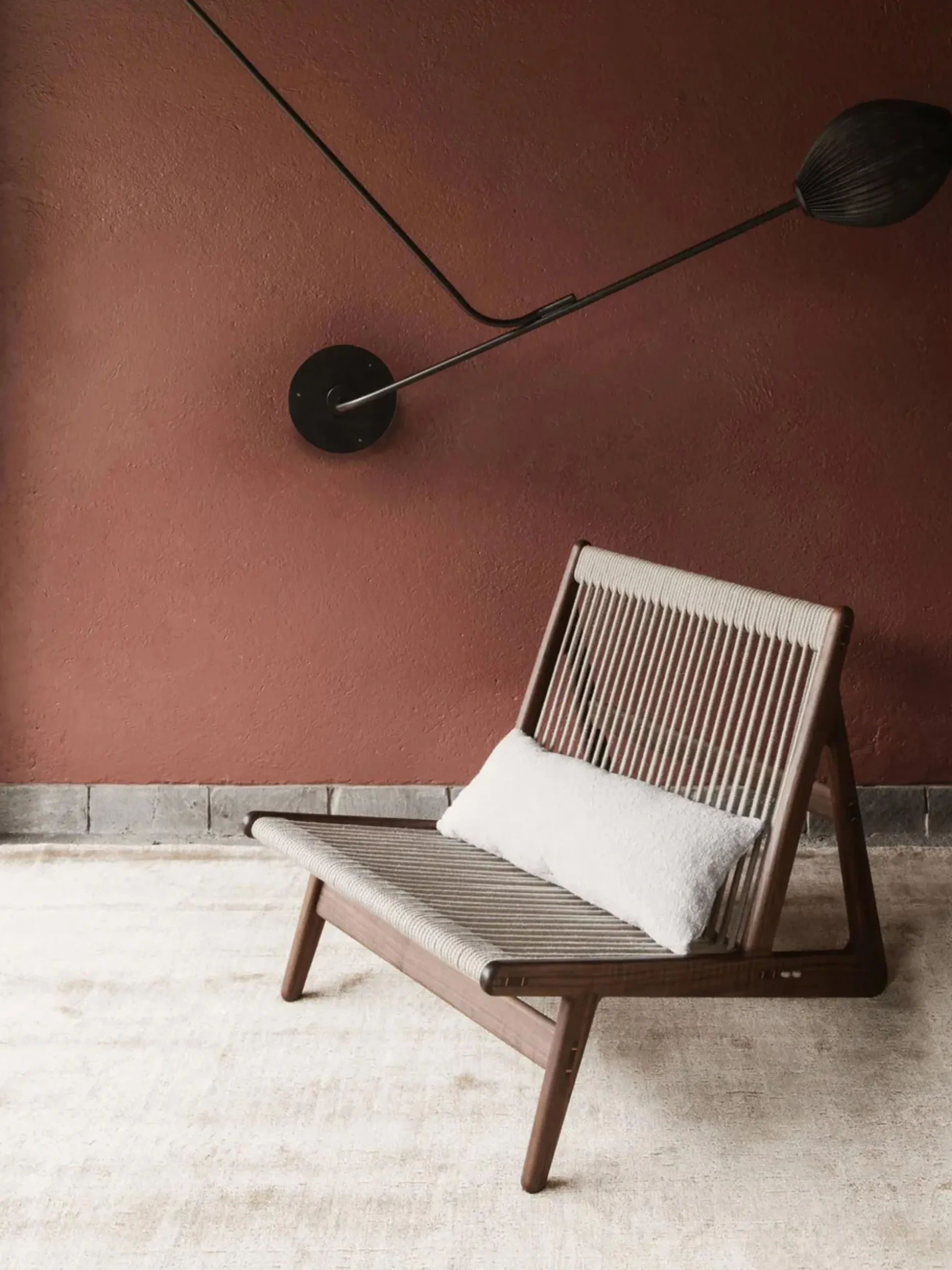 Poltrona lounge fatta a mano in legno di noce con cuscino MR01 Initial