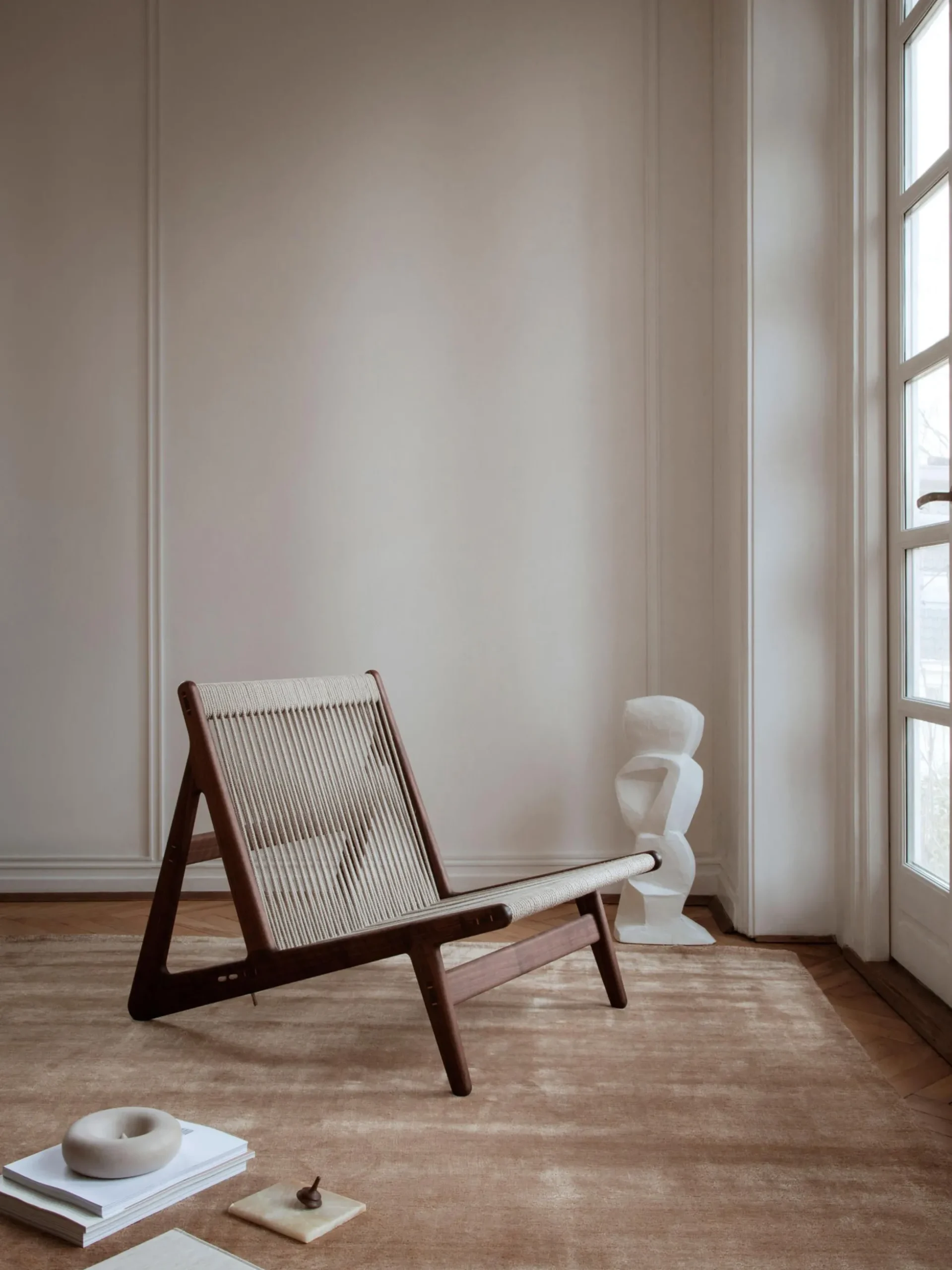 Poltrona lounge fatta a mano in legno di noce con cuscino MR01 Initial
