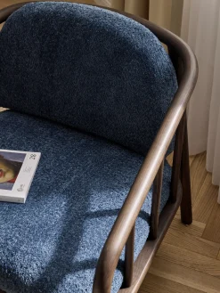 Poltrona lounge in legno di frassino con rivestimento in teddy Balin