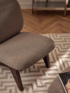 Poltrona lounge in legno di frassino con rivestimento in bouclé Shenay
