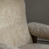Poltrona lounge in teddy con dettagli in legno di quercia Brasilia