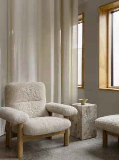 Poltrona lounge in teddy con dettagli in legno di quercia Brasilia