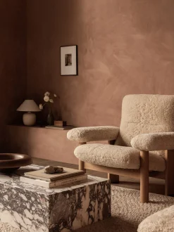 Poltrona lounge in teddy con dettagli in legno di quercia Brasilia