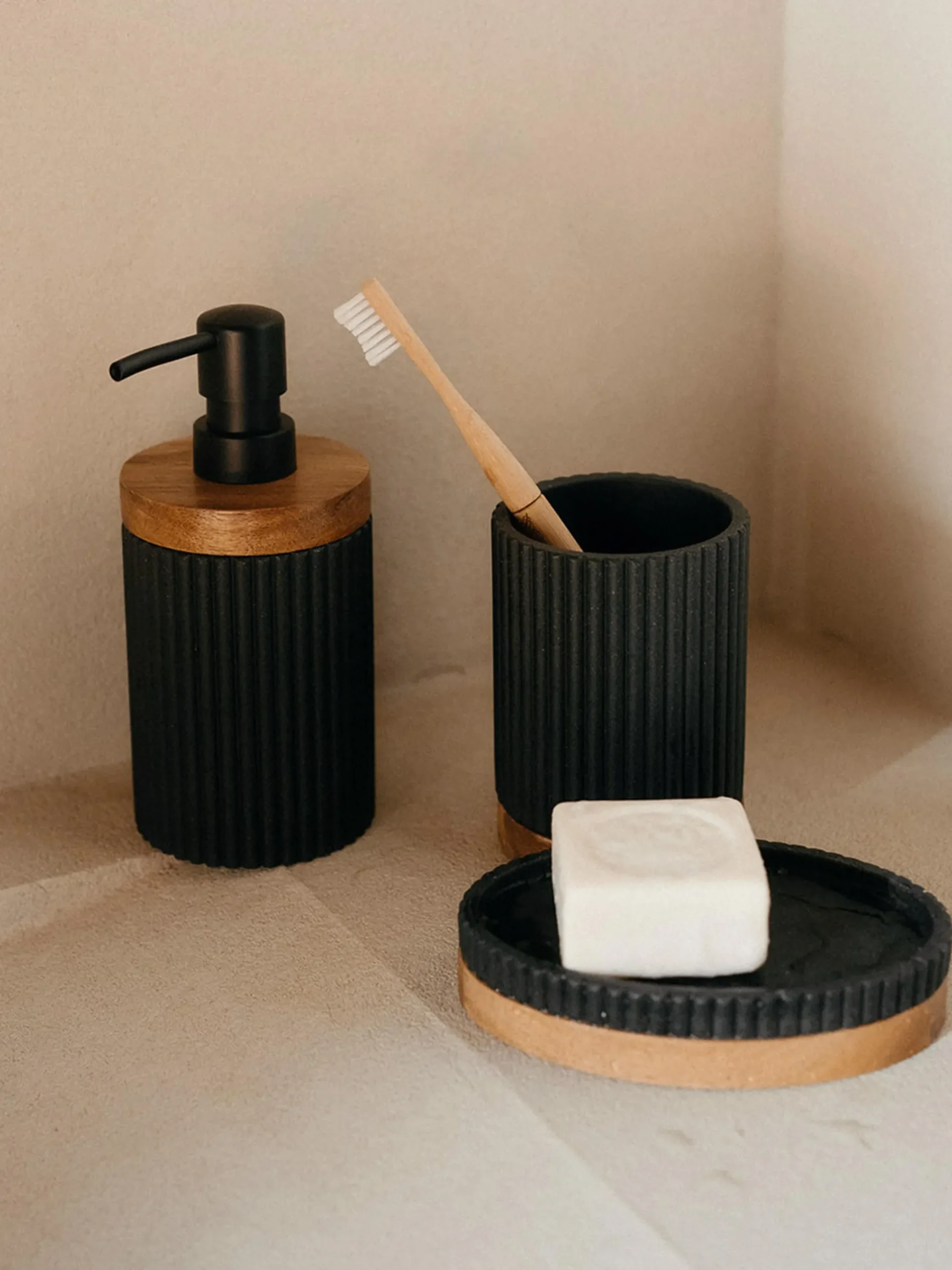 Portasapone ovale con dettaglio in legno Laura