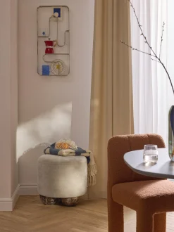 Pouf imbottito con piedini a sfera effetto marmo Lino