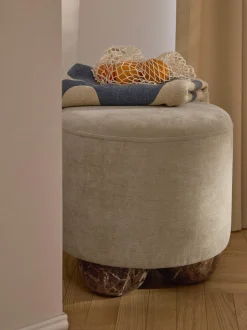 Pouf imbottito con piedini a sfera effetto marmo Lino