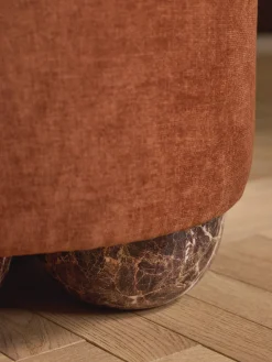 Pouf imbottito con piedini a sfera effetto marmo Lino
