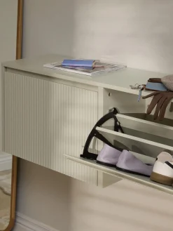 Scarpiera con fronte millerighe e scomparti a ribalta Shea
