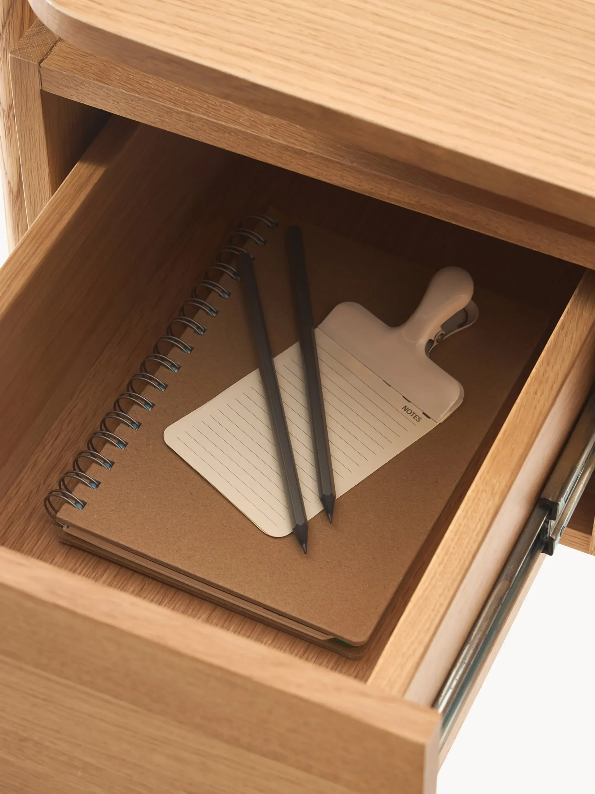Scrivania in legno con cassetti Libby