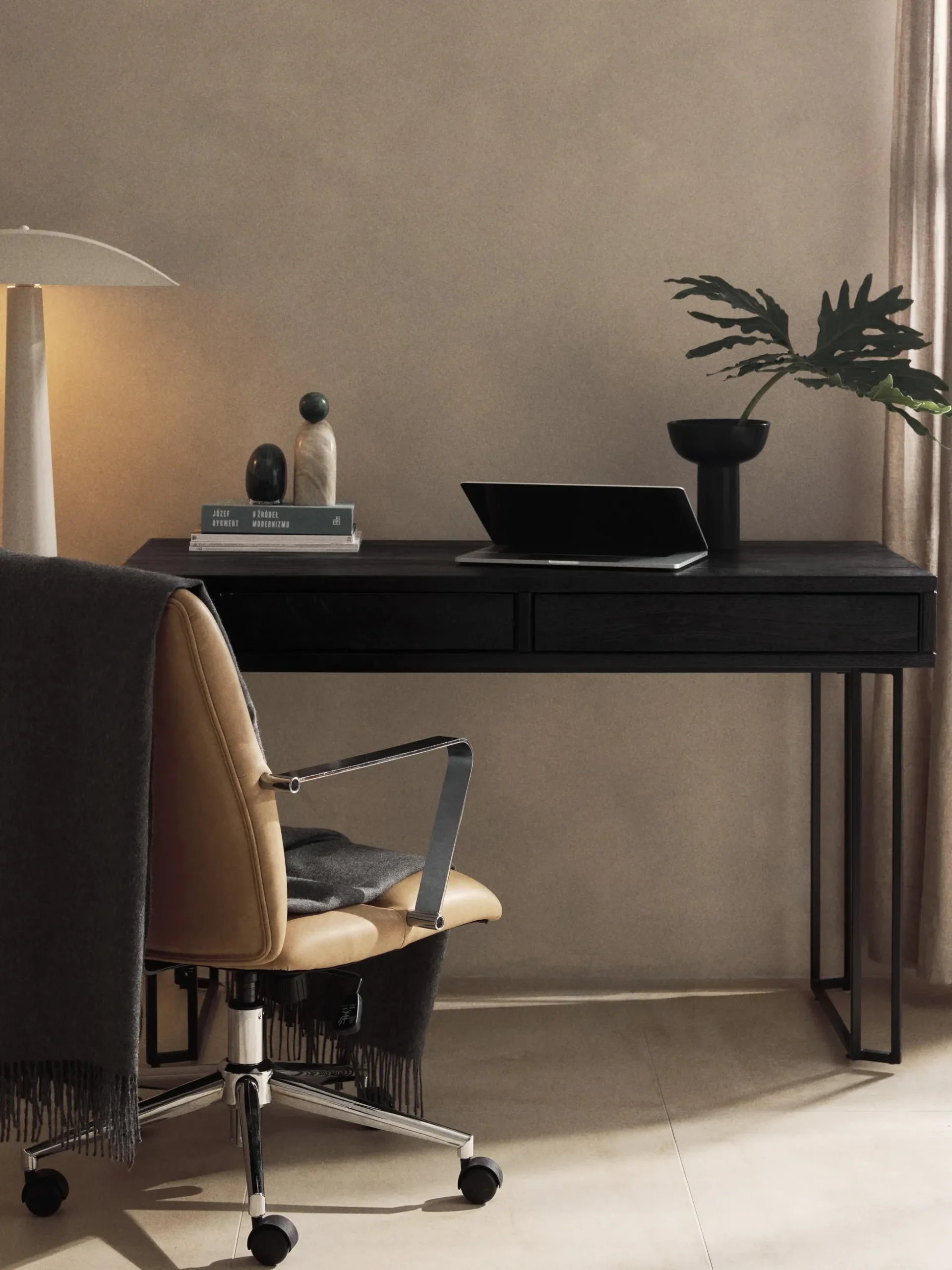 Scrivania in legno di mango con cassetti Luca