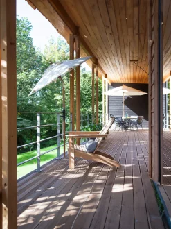 Sedia a sdraio da giardino in legno di teak fatta a mano con sgabello Adirondack