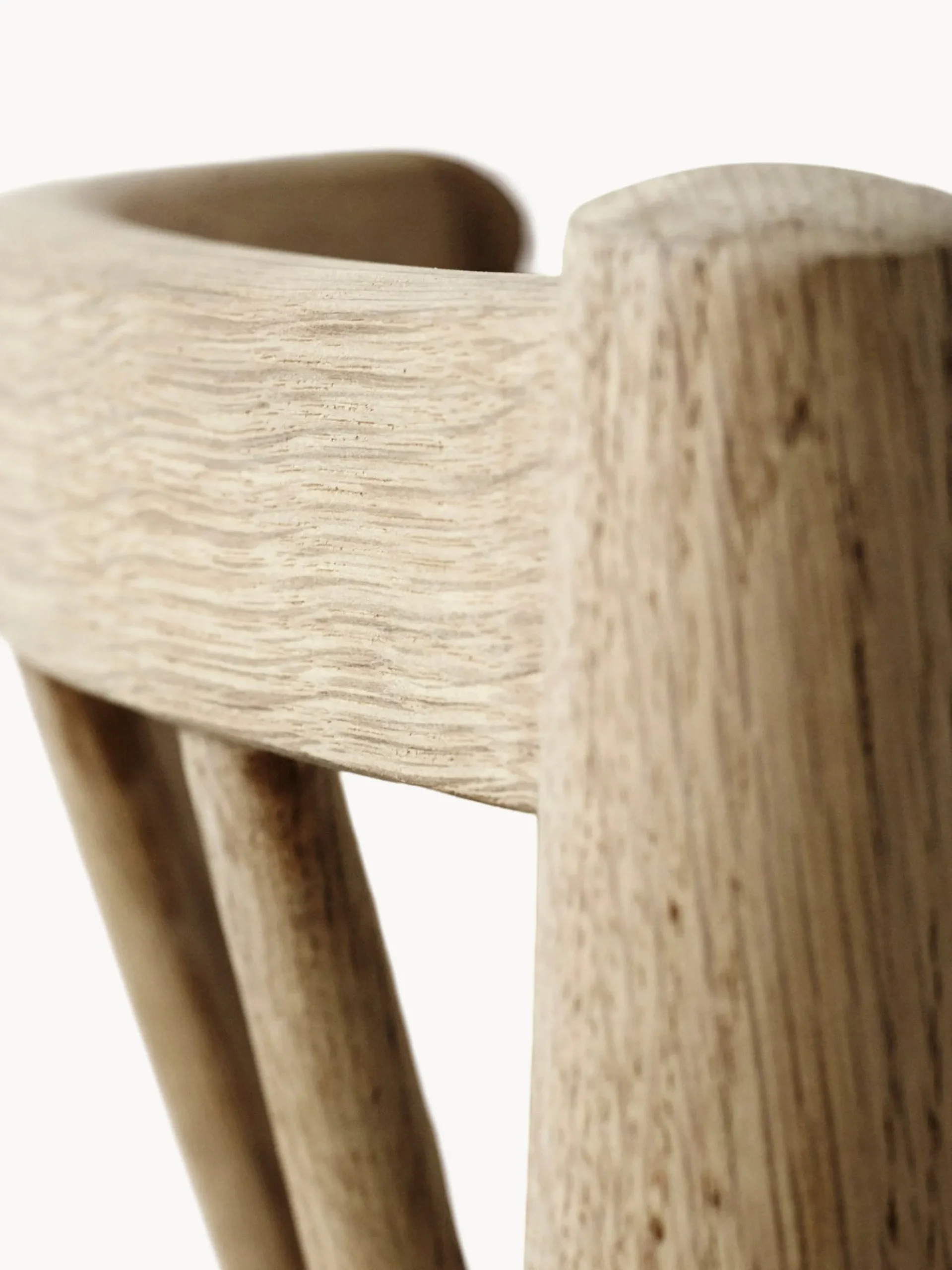 Sedia con bracci in legno di quercia J81