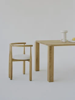 Sedia con braccioli in legno di quercia Bukowski