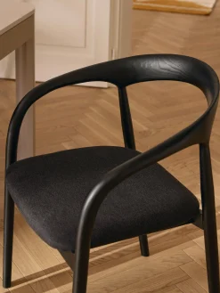 Sedia con braccioli in legno di frassino con cuscino seduta Camille