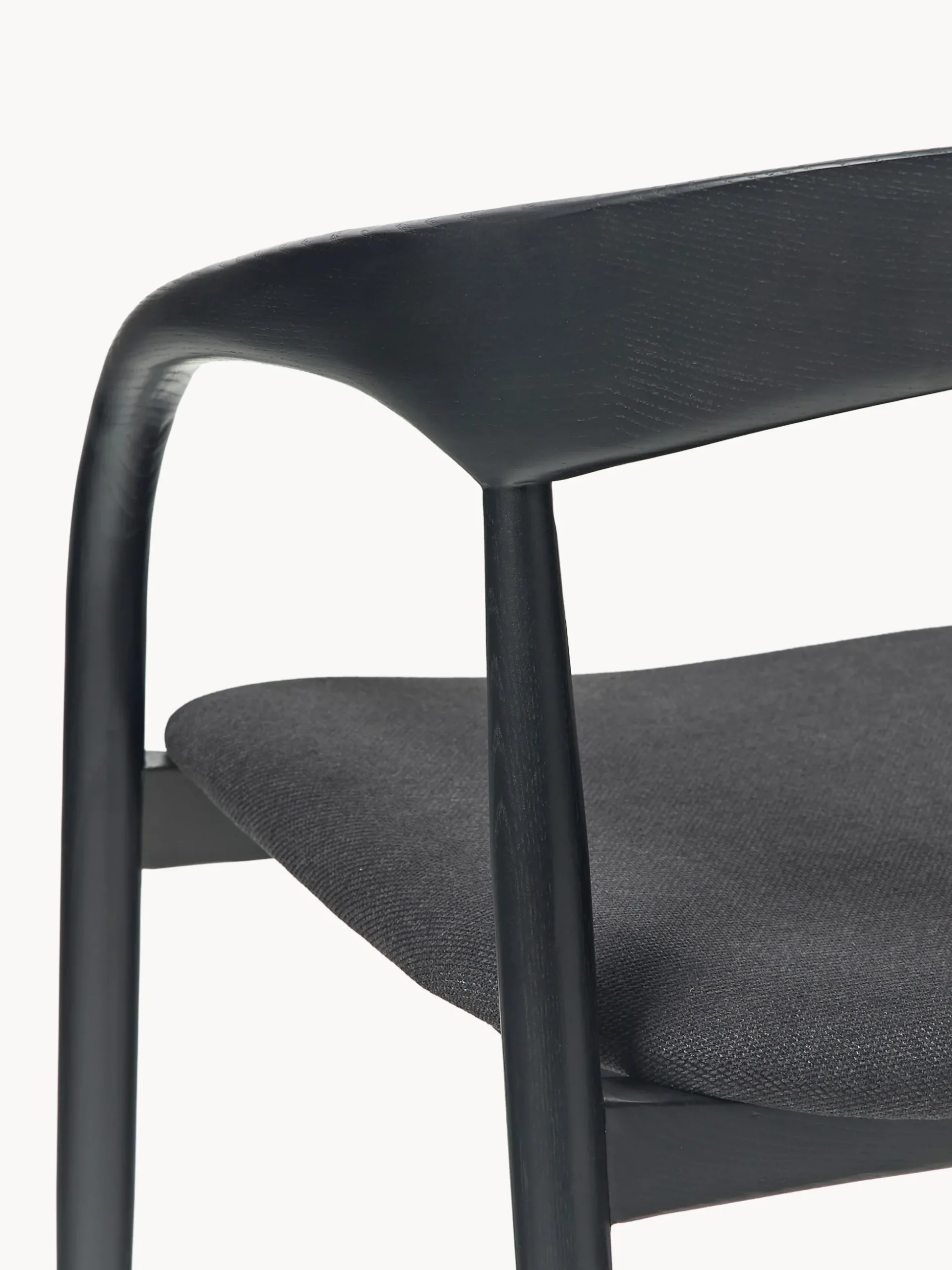 Sedia con braccioli in legno di frassino con cuscino seduta Camille