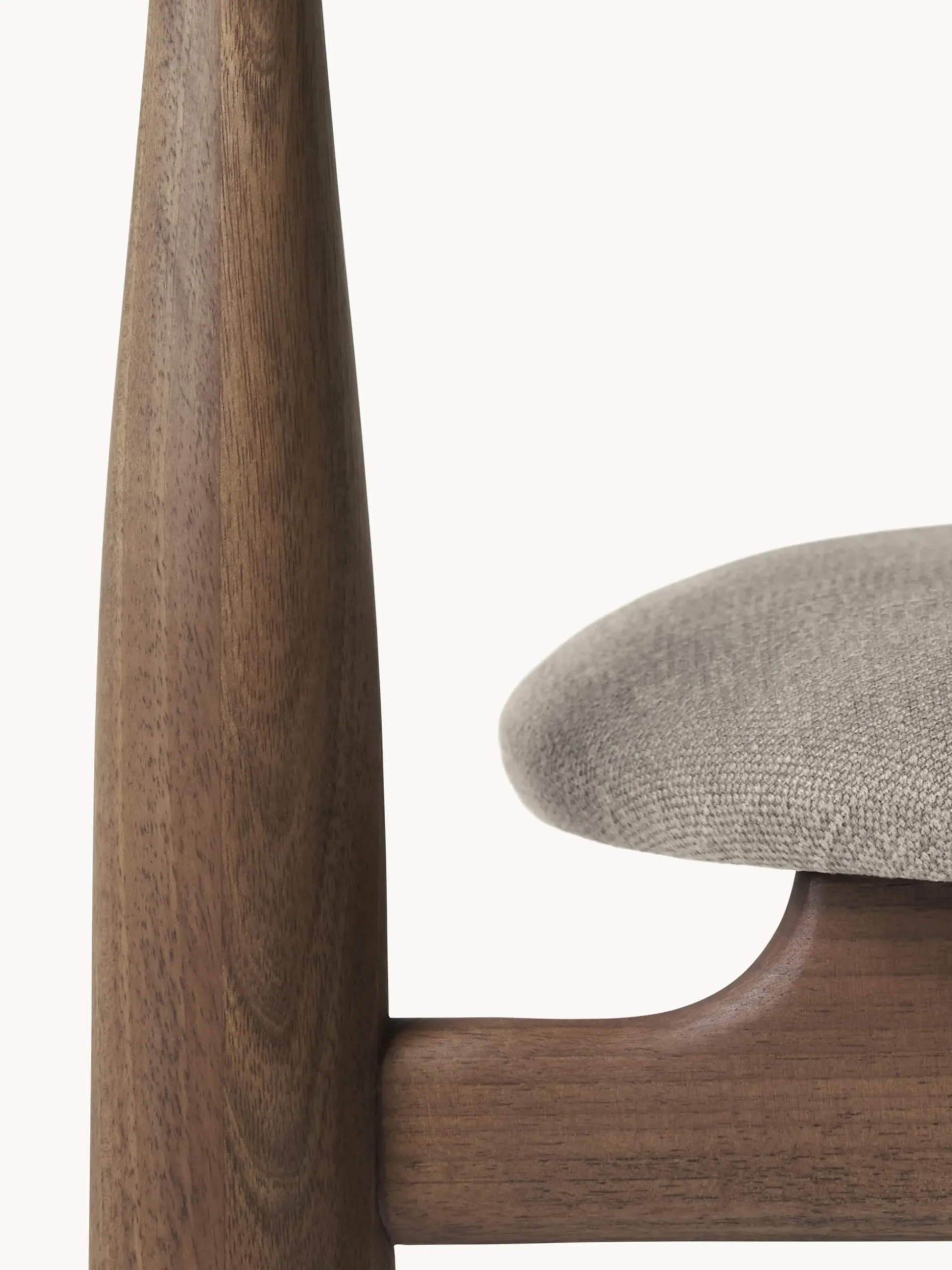 Sedia con braccioli in legno di noce Bukowski