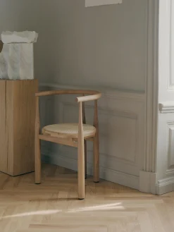 Sedia con braccioli in legno di quercia Bukowski