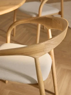 Sedia con braccioli in legno di frassino con cuscino seduta Camille