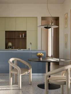 Sedia con braccioli in velluto Calan