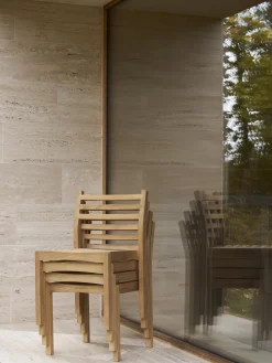 Sedia da giardino impilabile in legno di teak AH501
