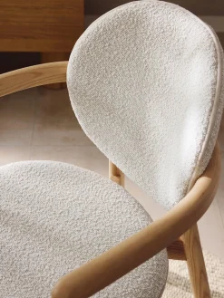 Sedia in legno con rivestimento bouclé Maia
