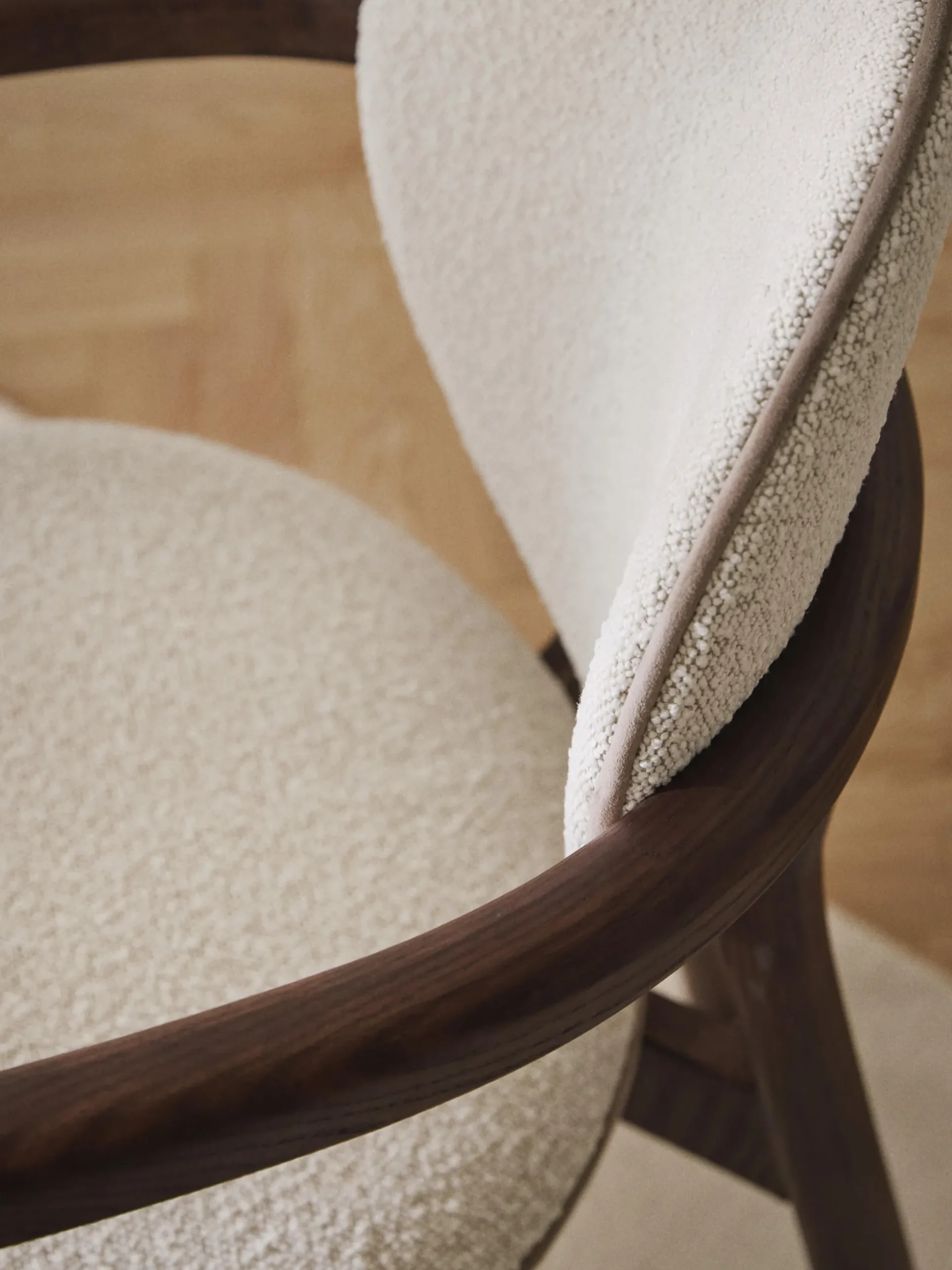 Sedia in legno con rivestimento bouclé Maia